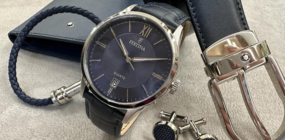 zleva pánský náramek, hodinky, manžetové knoflíčky a opacek